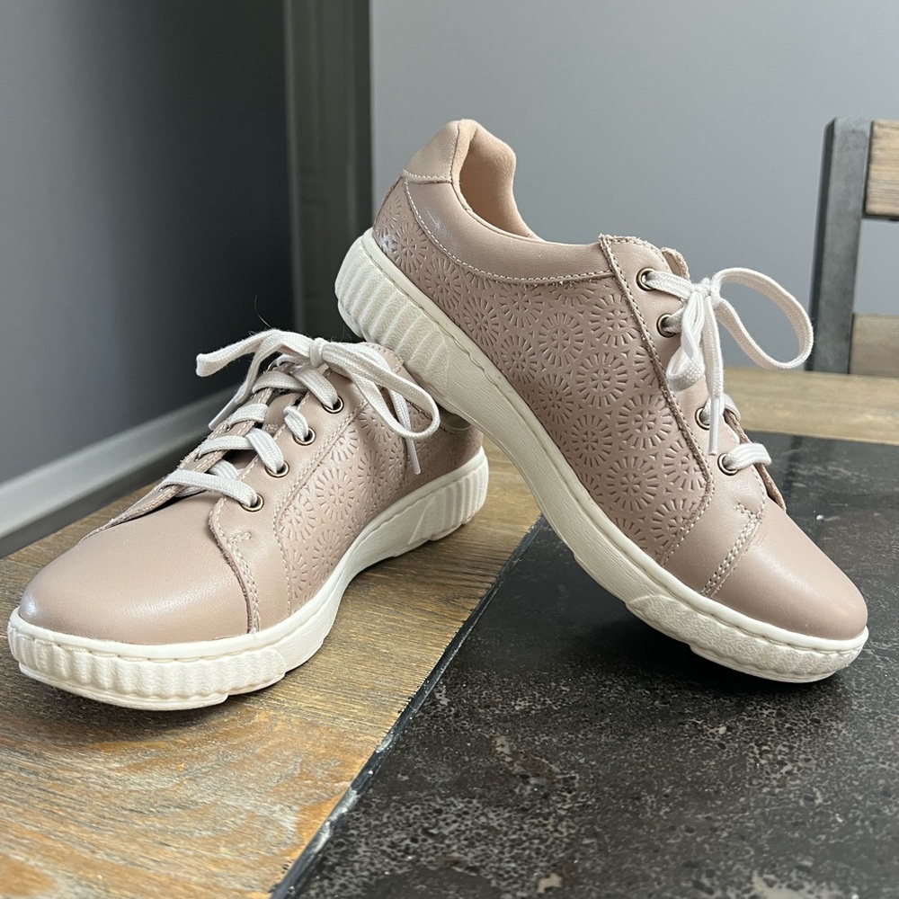 Clarks Women's Pink Lace-Up Sneakers